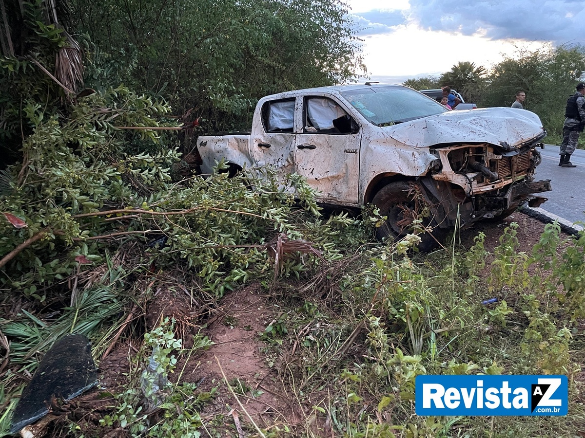 Apesar do capotamento que danificou o veículo, ninguém se feriu