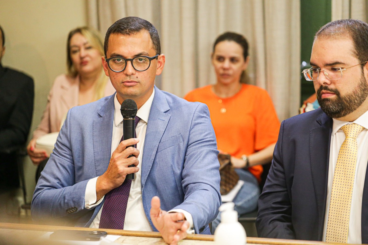 Ari Ricardo da Rocha Gomes Ferreira e o advogado Ricardo Martins tomaram posse hoje