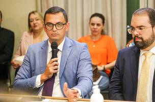 Ari Ricardo da Rocha Gomes Ferreira e o advogado Ricardo Martins tomaram posse hoje (Foto: Rômulo Piauilino / SEMCOM)