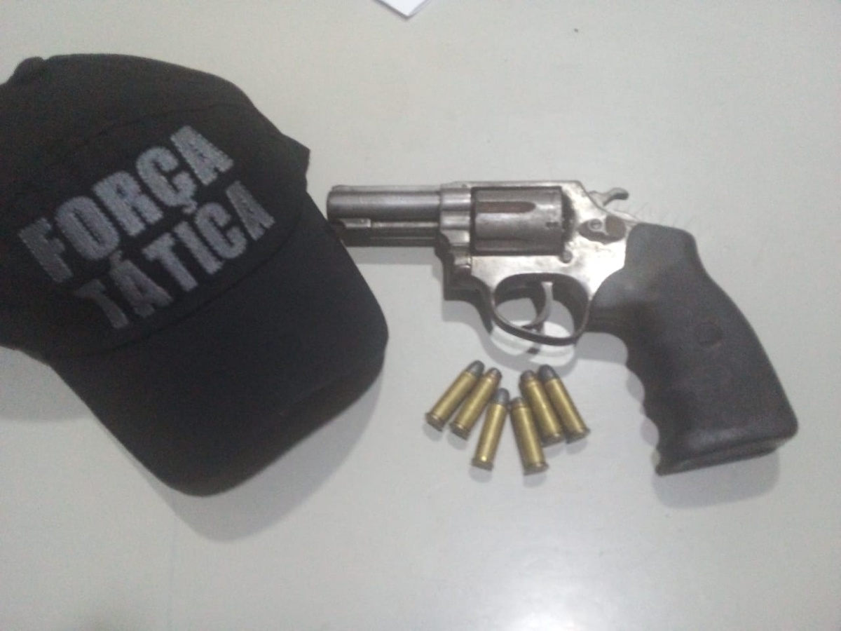 Arma e munições apreendidas durante a abordagem