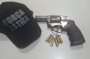Arma e munições apreendidas durante a abordagem (Foto: Reprodução)