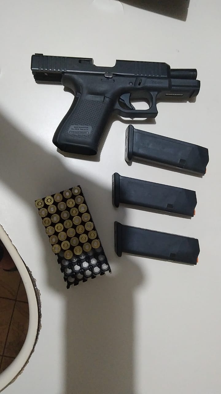 Arma e munições apreendidas durante a ação
