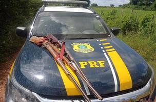 Armas apreendidas na abordagem (Foto: Reprodução)