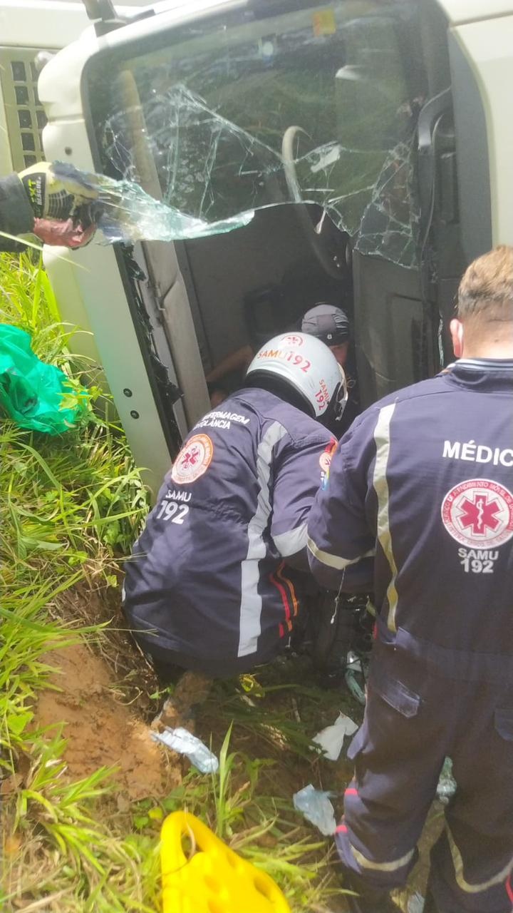 As vítimas ficaram feridas e presas às ferragens, mas saíram com vida