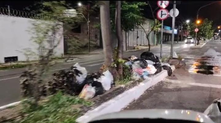 Avenida importante de Teresina se transforma em lixeira a céu aberto