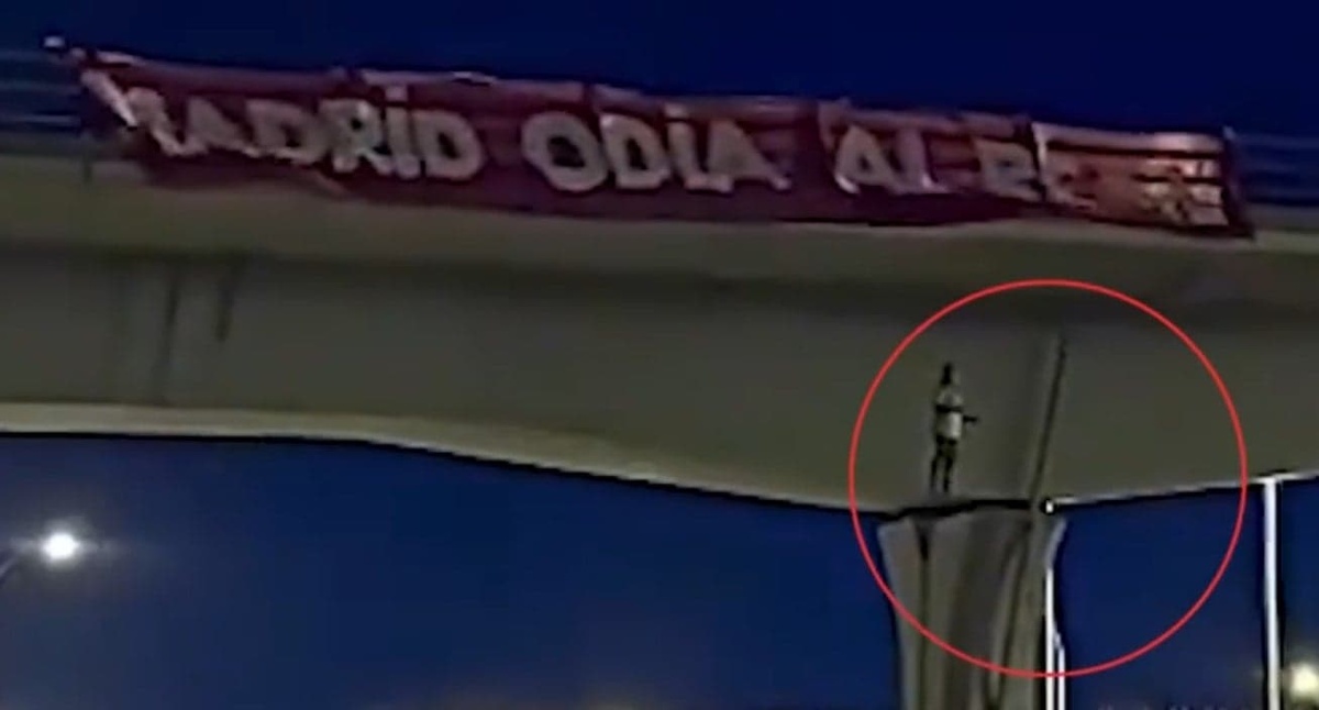 Boneco de Vini Jr. pendurado em ponte de Madri