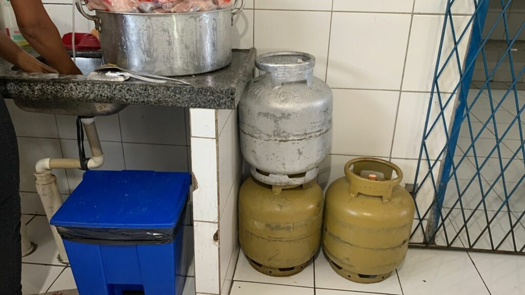 Botijões de gás mal armazenados dentro da cozinha