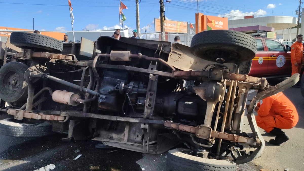 Caminhão capota e motorista fica preso às ferragens