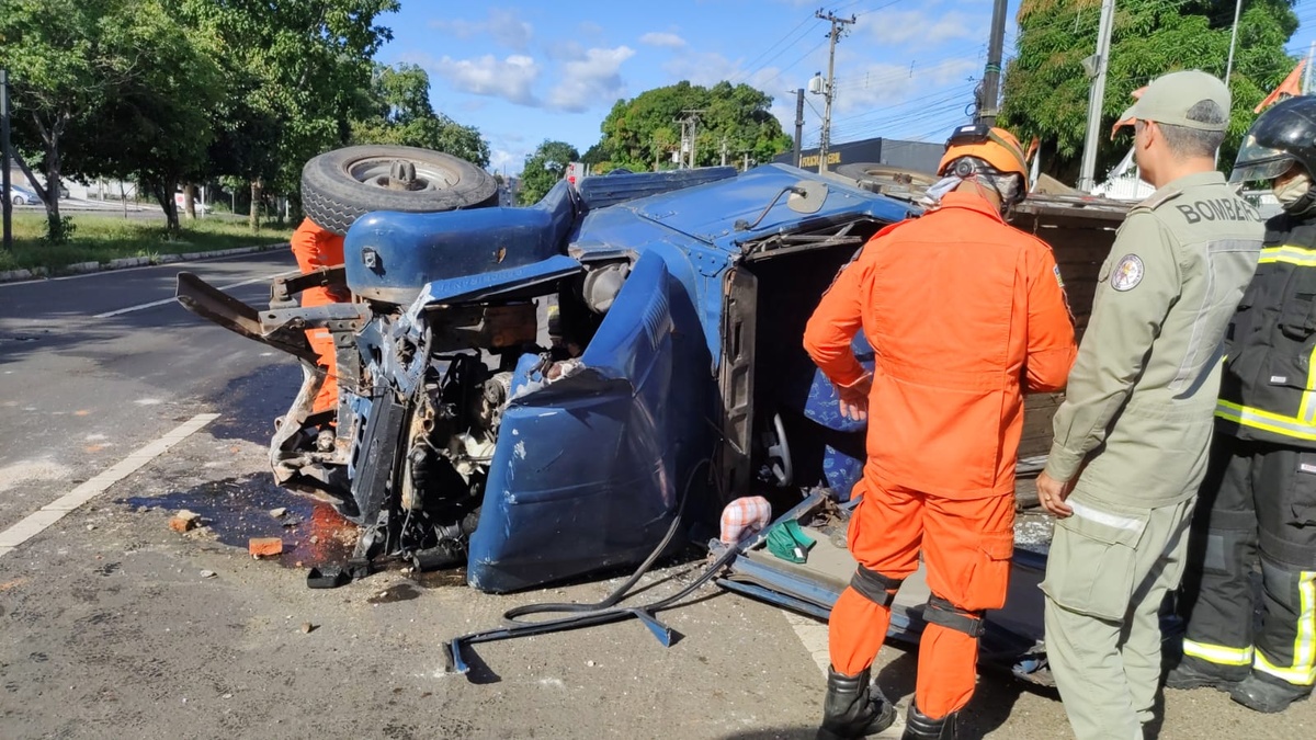 Capotamento na Av. João XXIII