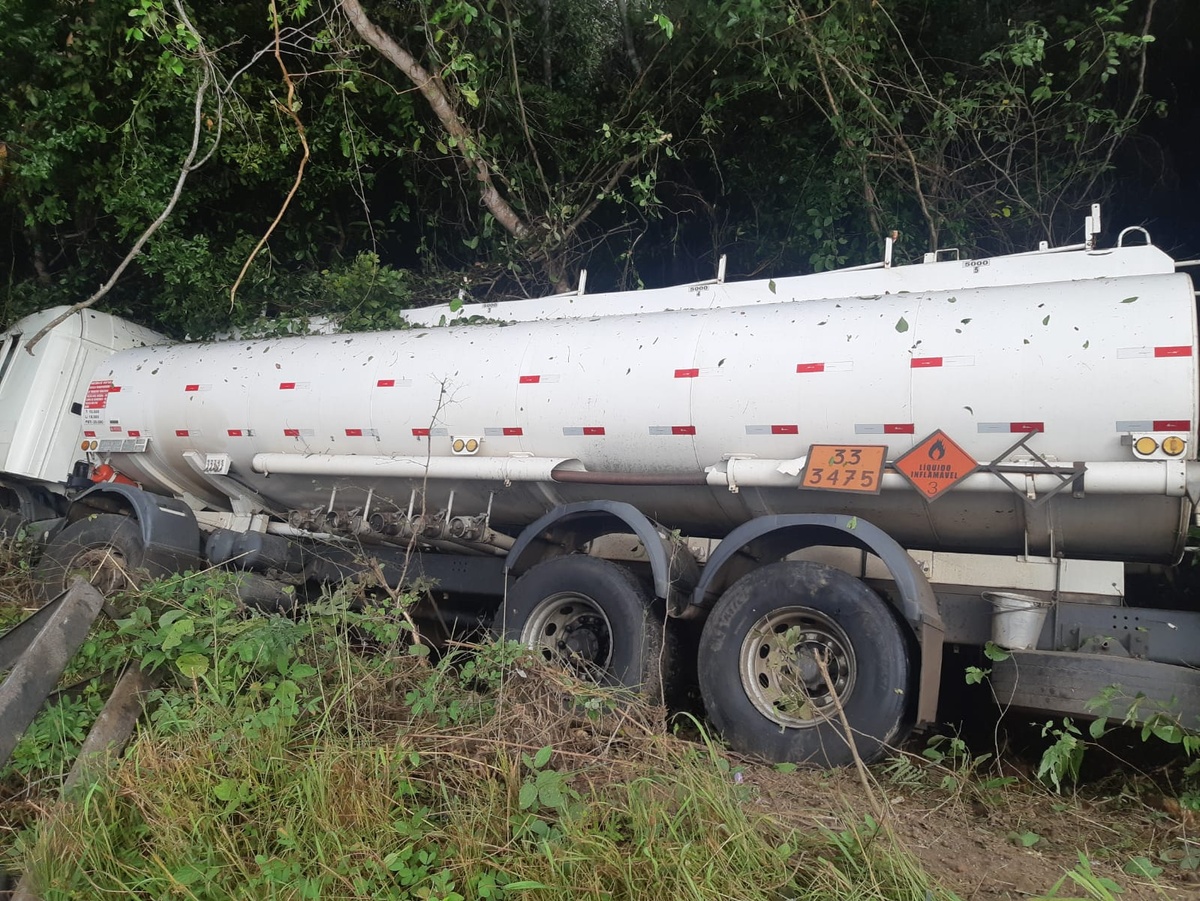 Com o impacto, o caminhão saiu da estrada