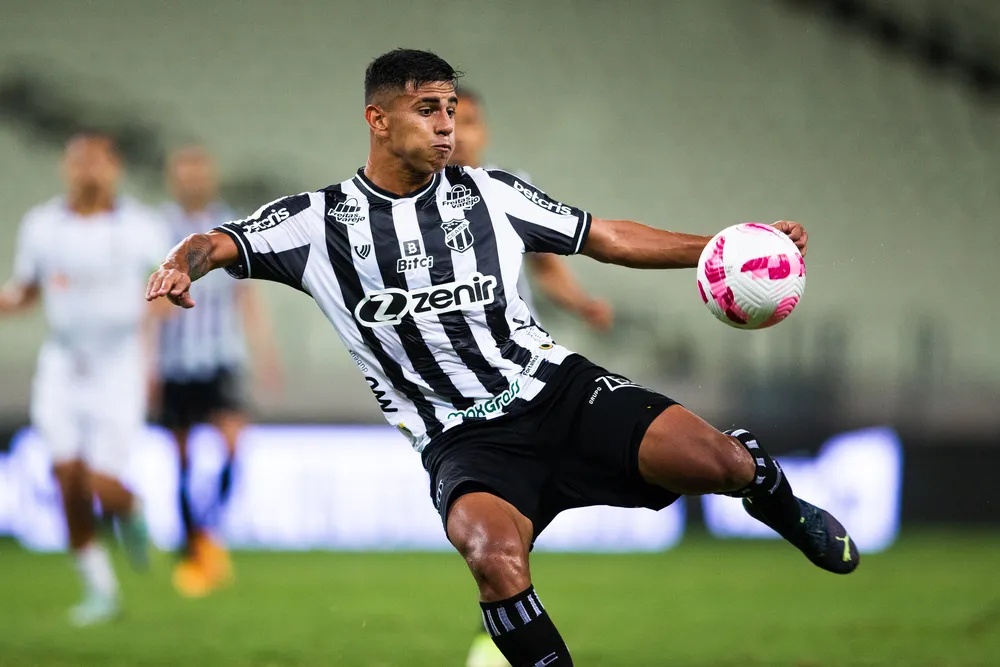 David Ricardo atuando em partida do Ceará contra o Fluminense.