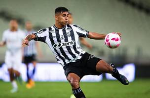 David Ricardo atuando em partida do Ceará contra o Fluminense. (Foto: Thiago Gadelha / SVM)