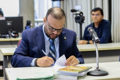 Deputados aprovam projetos