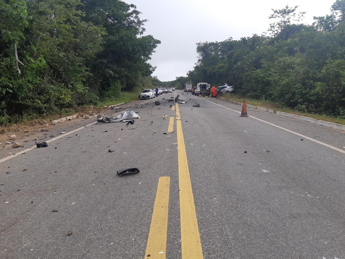Destroços dos veículos ficaram espalhados pela rodovia