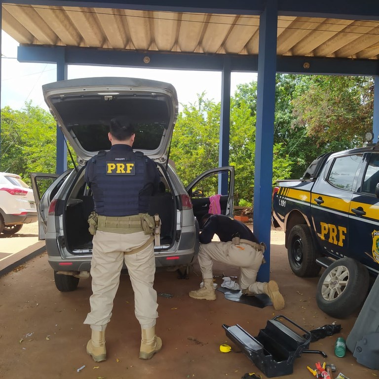 Droga estava escondida perto do pneu do carro