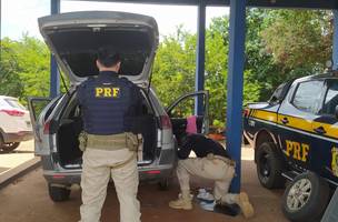 Droga estava escondida perto do pneu do carro (Foto: PRF/Divulgação)