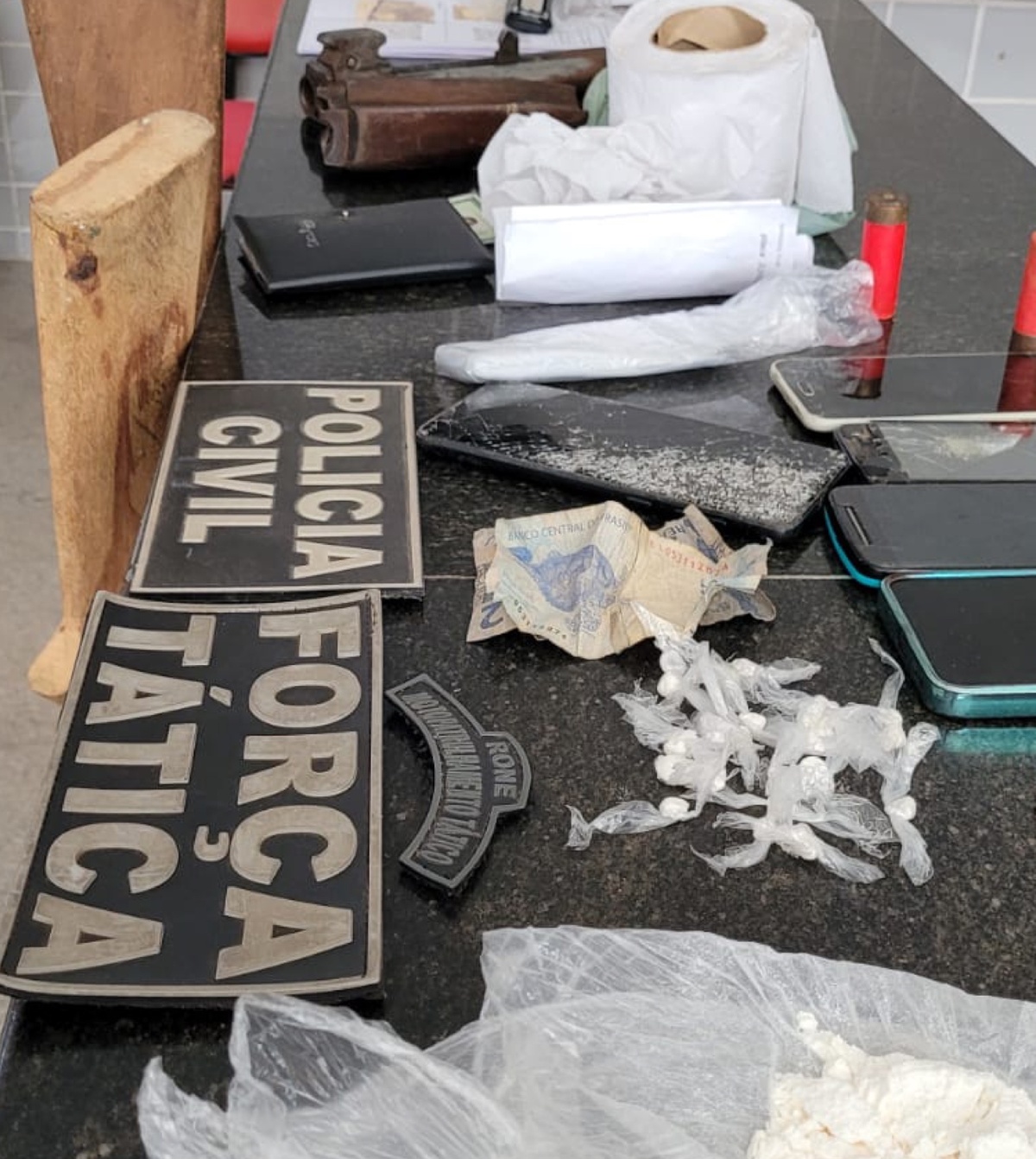 Drogas, armas e dinheiro foram apreendidos nos locais das buscas