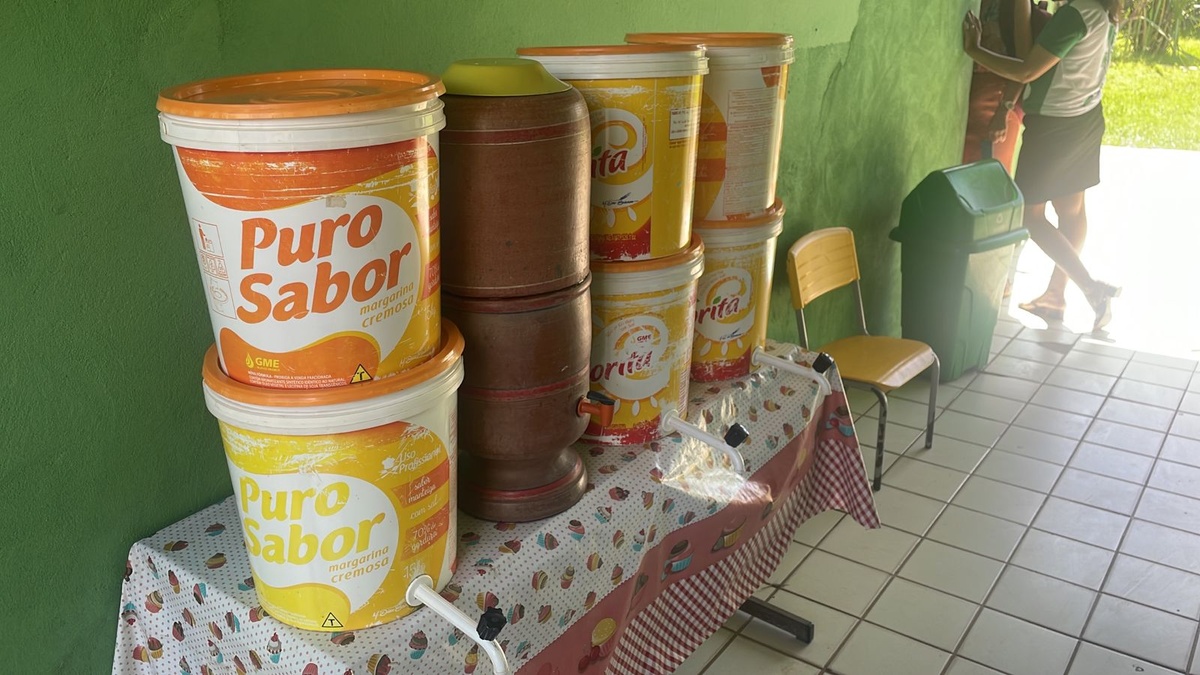 Escola em Matias Olímpio fornece água em baldes de margarina