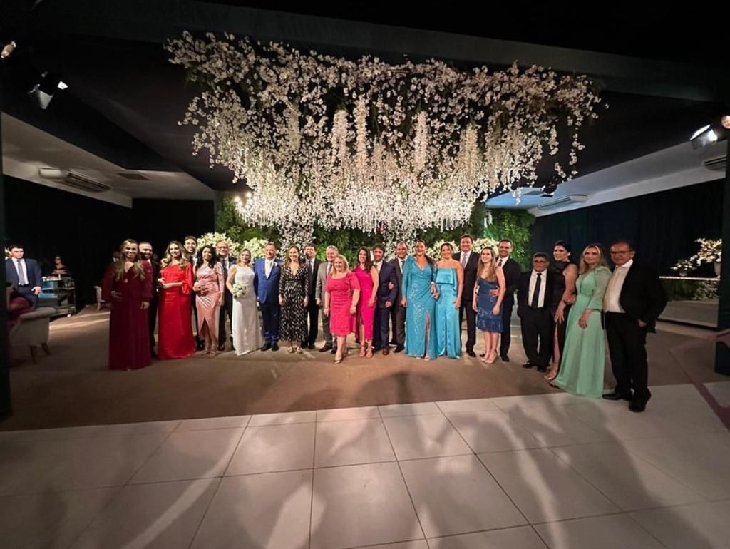 Essa sensacional foto é dos padrinhos dos noivo Evaldo e Josiene. Lula diria: nunca na história de um casamento um rapaz velho teve tantos padrinhos