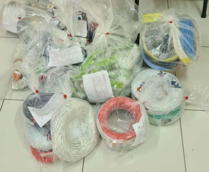 Fios e tomadas apreendidos por estarem em desconformidade com padrões de segurança