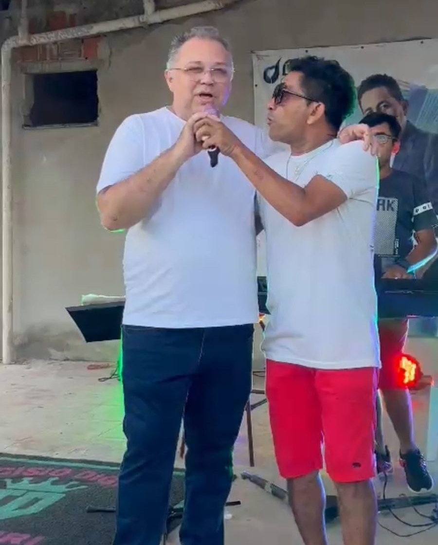 Florentino Neto faz de tudo para ganhar popularidade. Até canta nos bares da periferia de Parnaíba