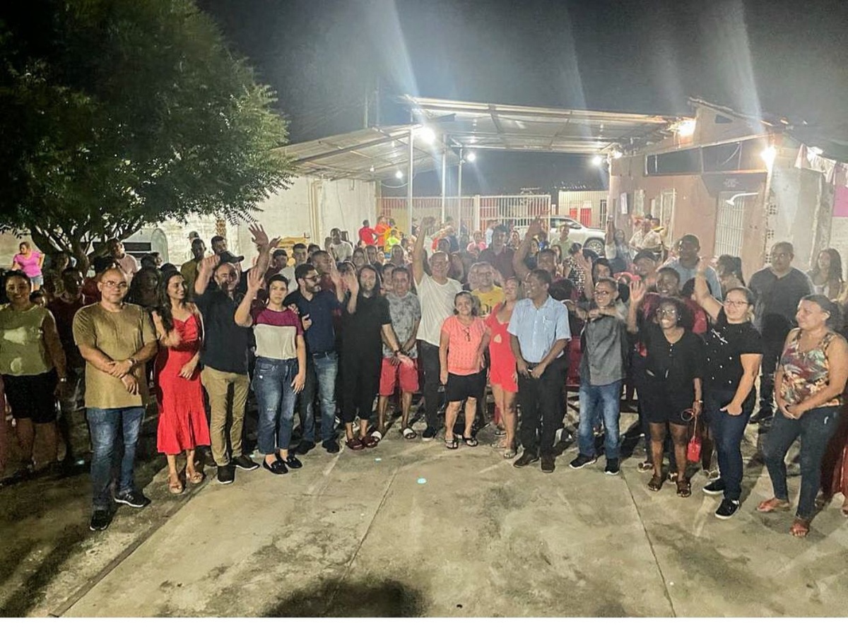Franze fazendo política no bairro Dirceu e diz que sendo “cidadão” teresinense tem que ouvir o povo e seus problemas. Não resolve um.