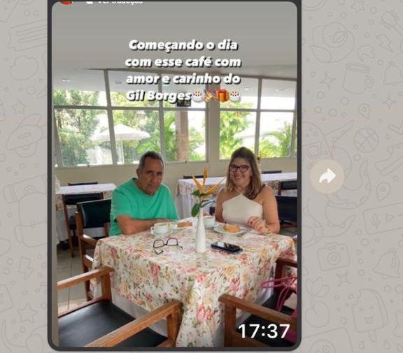 Gil Borges (com a esposa) age discreto tentando se viabilizar candidato.