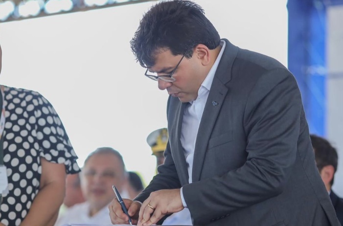 Governador fazendo festa inaugurando rua do terminal pesqueiro (que seria o Porto). Antes das obras começar o asfalto já não existirá