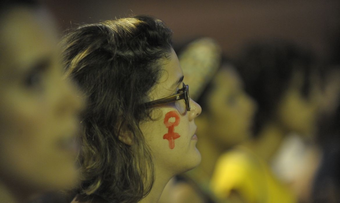 Inconstitucionalidade do uso da tese de legítima defesa da honra para justificar a absolvição de condenados por feminicídio.