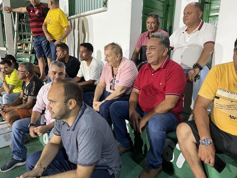 João colado em Mão Santa até nos estádios, buscando simpatia do torcedor