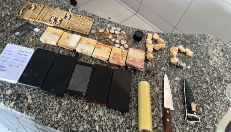 Material apreendido com criminoso