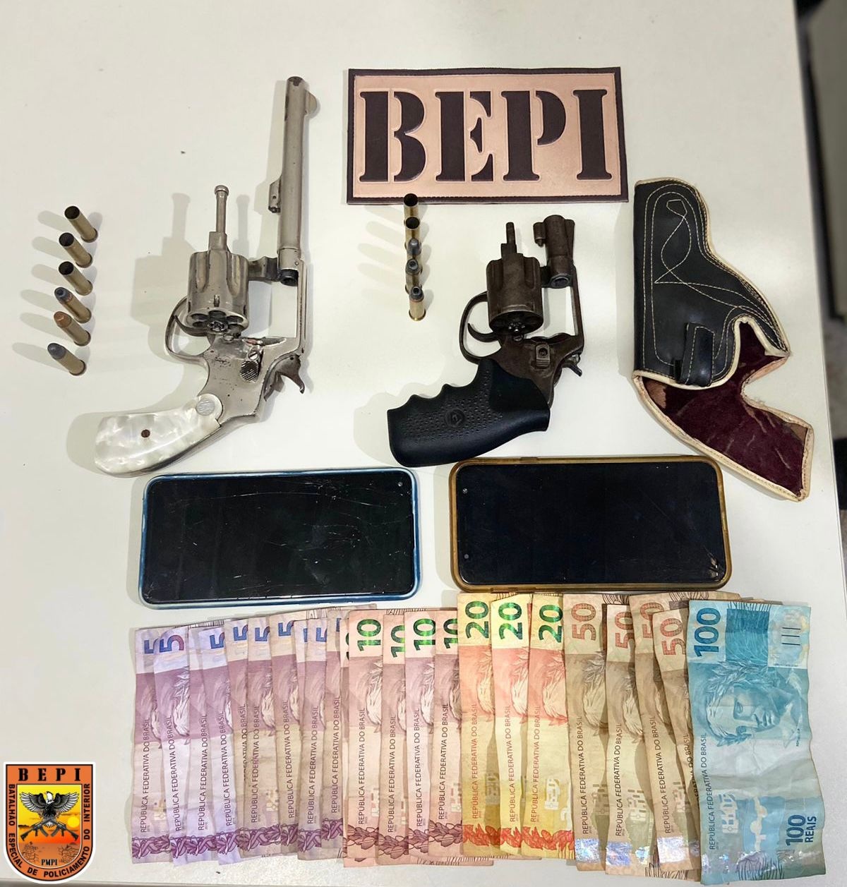 Material apreendido pelos policiais