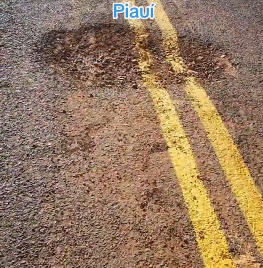 Na estrada “asfaltada” entre Jacobina do Piauí e Conceição do Canindé, o buraco recebe a pintura amarela