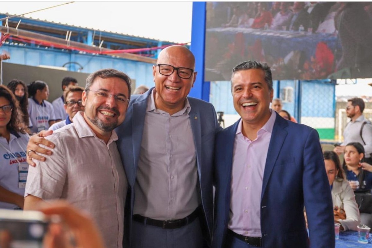 Na maior sem cerimônia Franzé diz que ali eles estão juntos por algo de bom, o Seir, mas a disputa pela PMT está posta. Quem é mais falseone dos três?