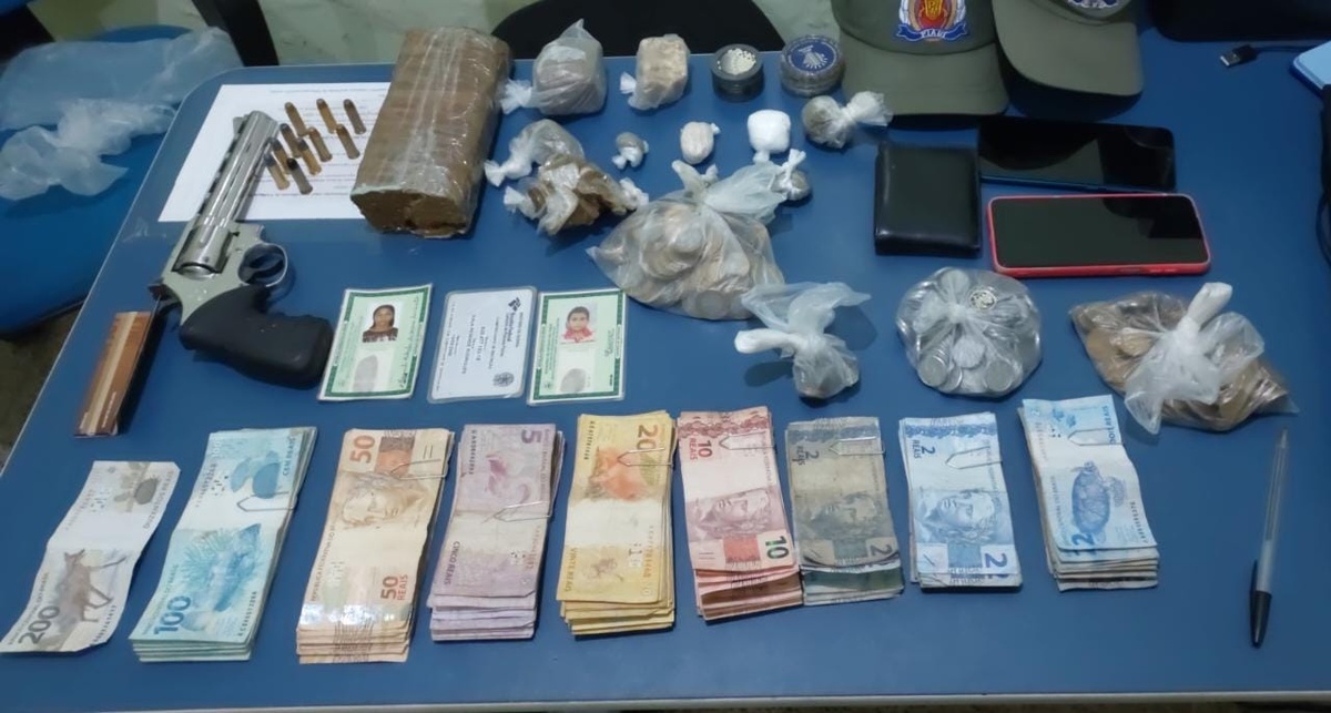Na residência do casal foram apreendidos entorpecentes, dinheiro e a arma que teria sido usada no crime