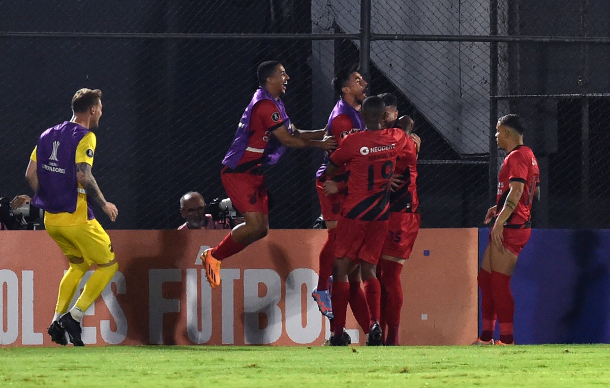 O Athletico-PR agora é líder do grupo