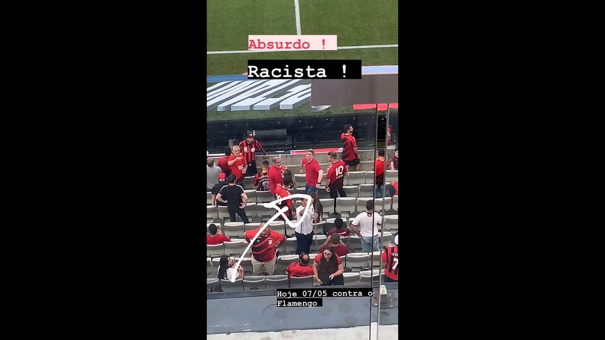 O ato foi registrado por um torcedor presente no estádio