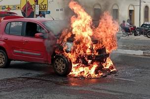 O carro pegou fogo na avenida Maranhão, próximo ao Troca-troca (Foto: Reprodução)