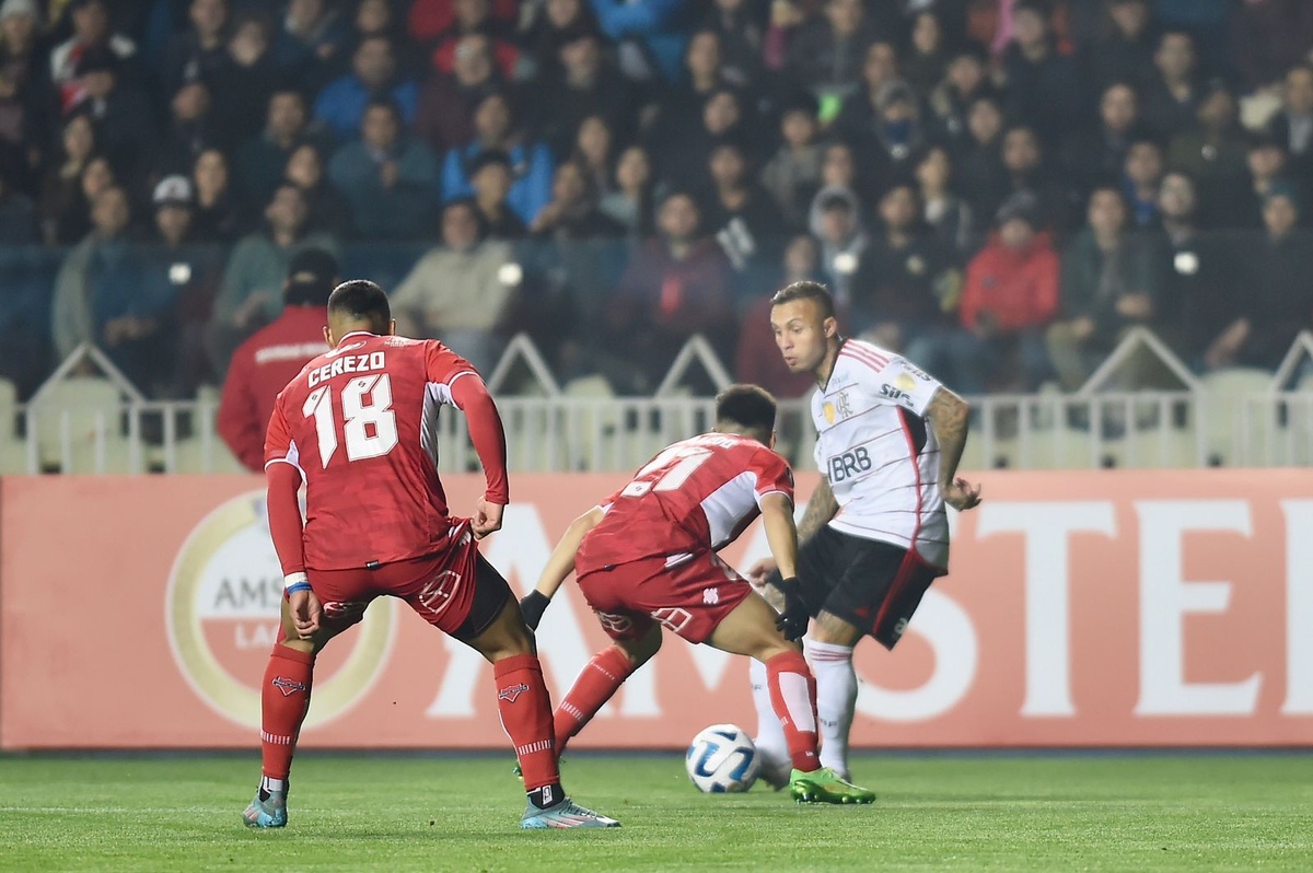 O Flamengo ainda é o segundo do Grupo A, mas flerta com o perigo