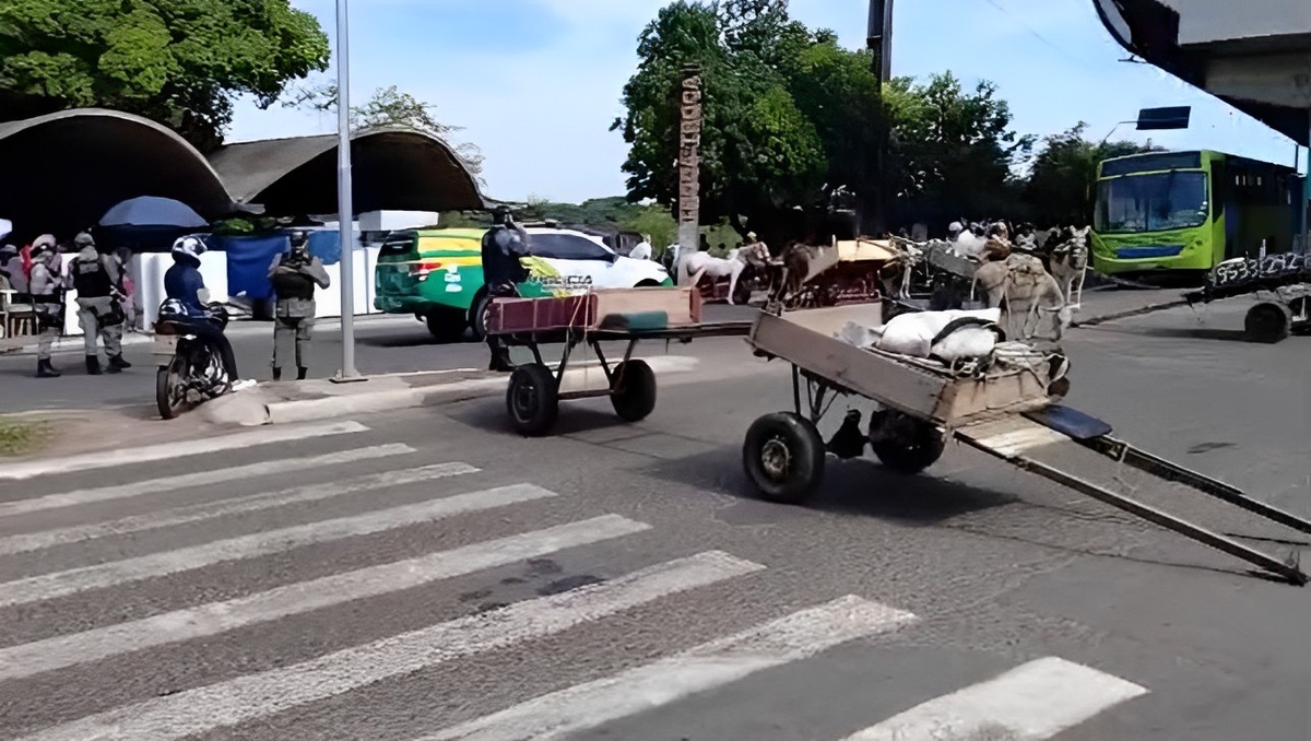 O grupo interditou o cruzamento próximo ao Troca-troca.