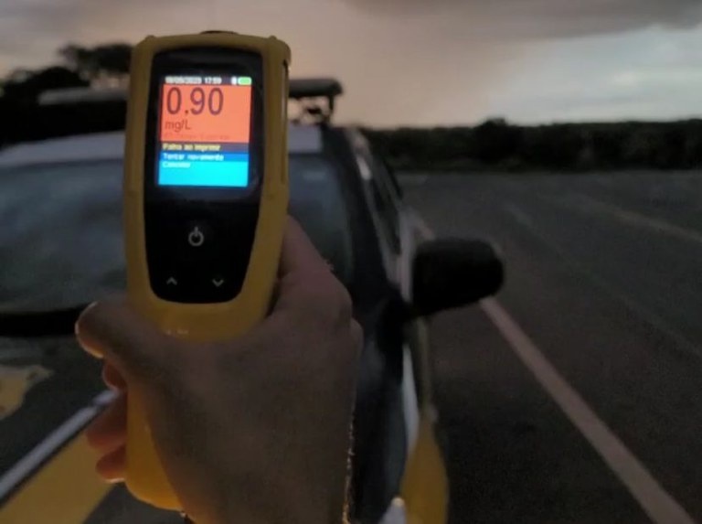 O homem foi submetido ao teste do etilômetro, que constatou um teor de 0.90 miligramas de álcool por litro de ar expelido pelos pulmões,