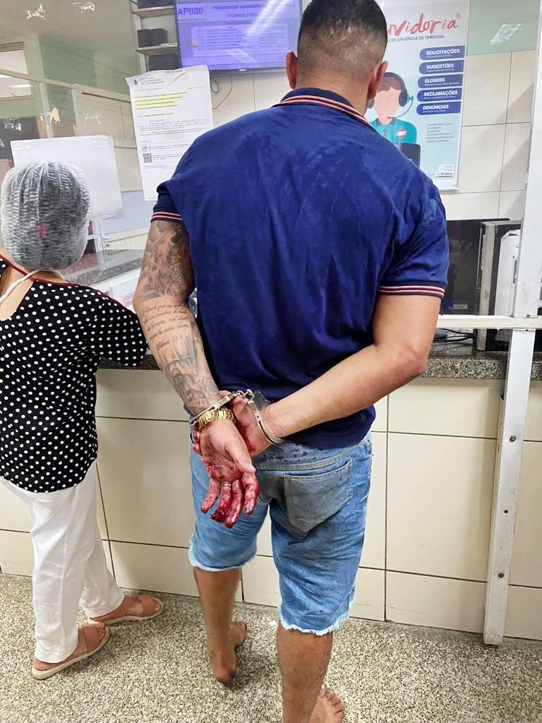 O homem recebeu atendimento médico e depois foi conduzido à Central de Flagrantes