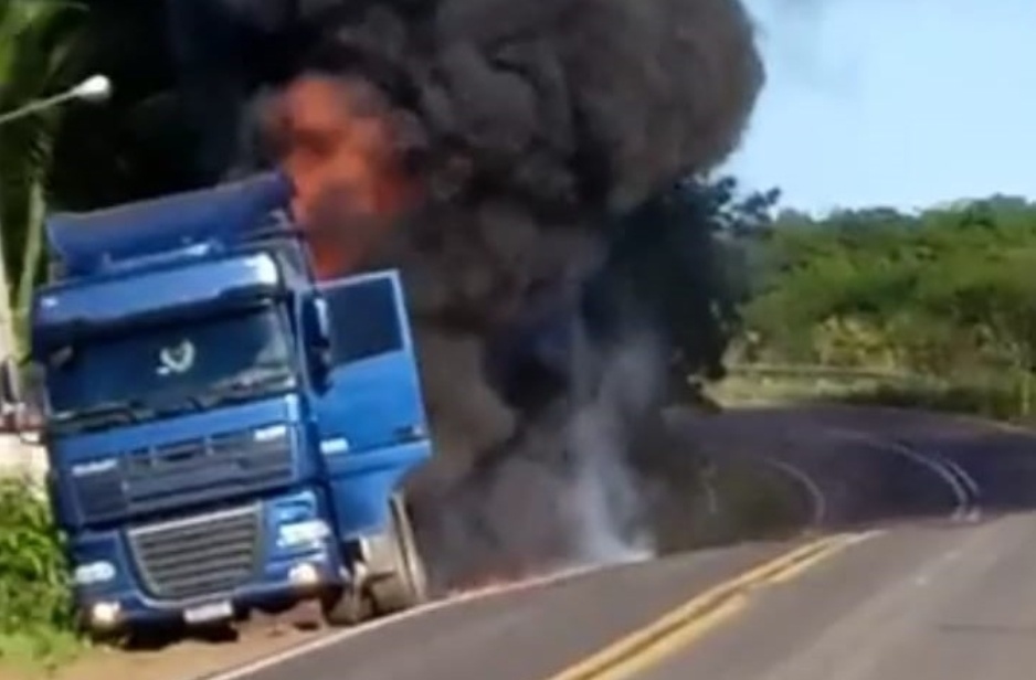 O incêndio se alastrou pela parte traseira do caminhão