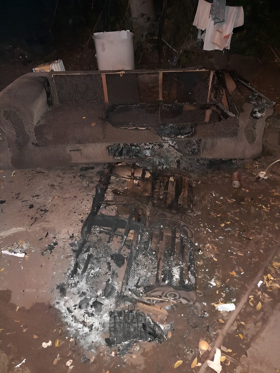 O jovem ainda ateou fogo em um sofá dentro da residência