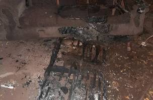 O jovem ainda ateou fogo em um sofá dentro da residência (Foto: Reprodução)