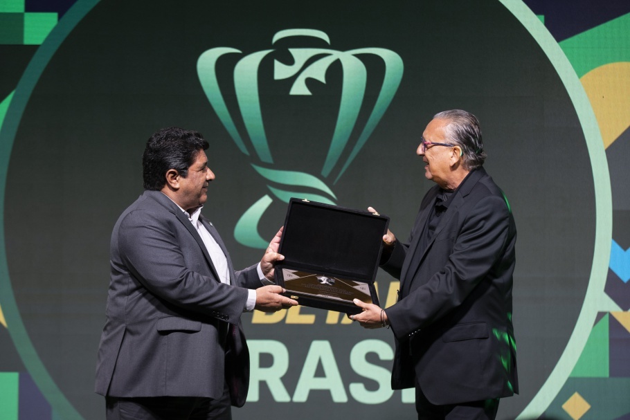 O locutor recebeu uma placa das mãos do Presidente Ednaldo Rodrigues