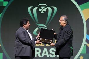 O locutor recebeu uma placa das mãos do Presidente Ednaldo Rodrigues (Foto: CBF)