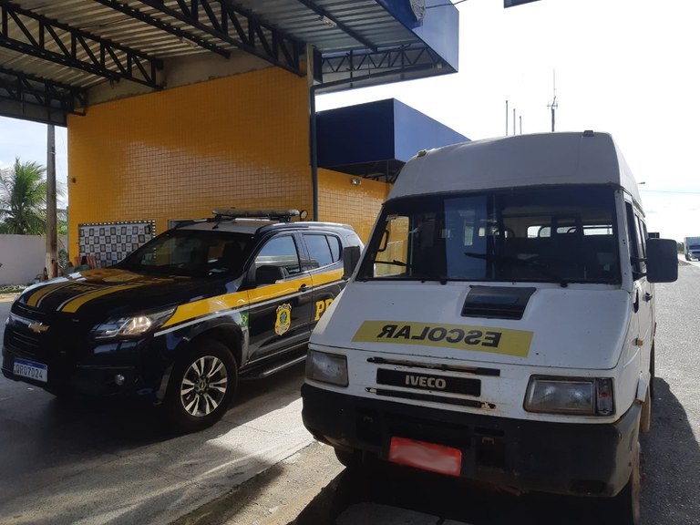 O proprietário do veículo compareceu ao local em outro veículo para transportar as crianças