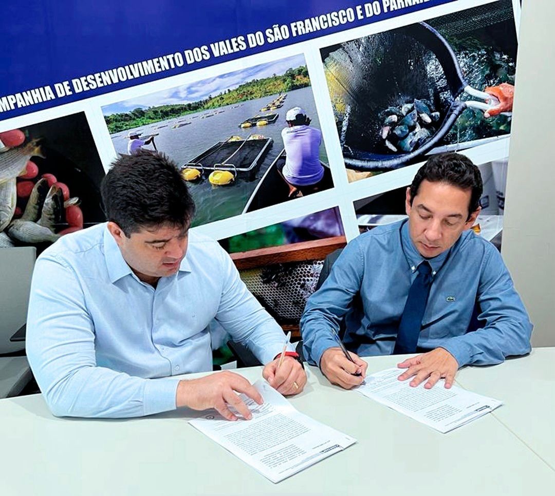 O secretário Luis André e o superintendente da Codevasf, Marcelo Filho, assinam acordo para revitalizar matas ciliares de Teresina