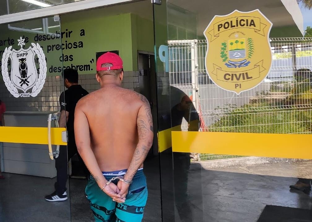 O suspeito foi preso em flagrante depois da busca e apreensão em sua residência